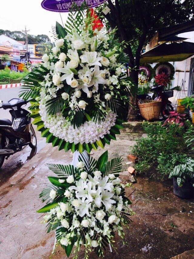 Vòng Hoa đám tang cầu giấy